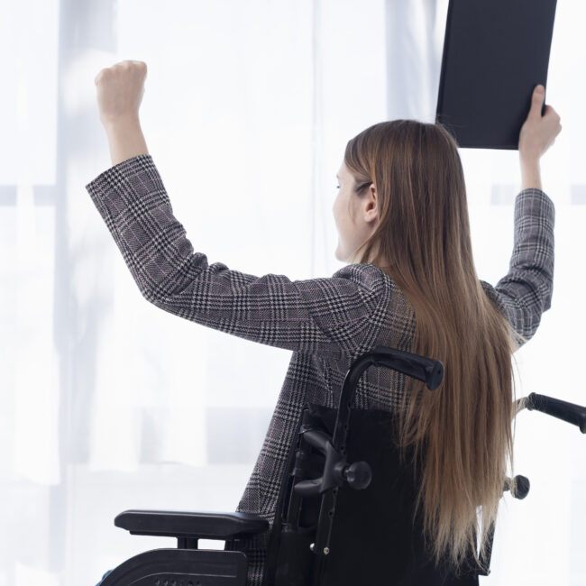 medium-shot-woman-holding-clipboard (1)
